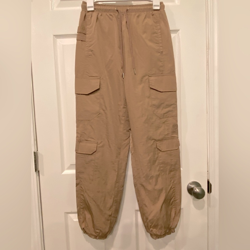 (NWOT) Forever 21 Tan Cargo Pants Relaxed Fit